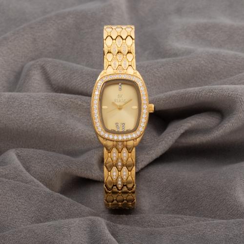 ساعة نسائية باللون الذهبي