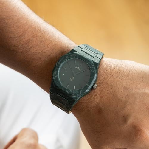 ساعة كربون باللون الاخضر