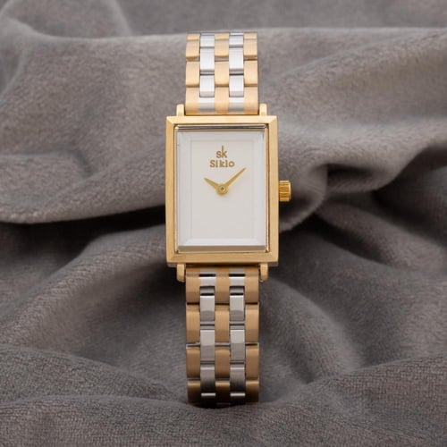 ساعة نسائية باللون الفضي والذهبي