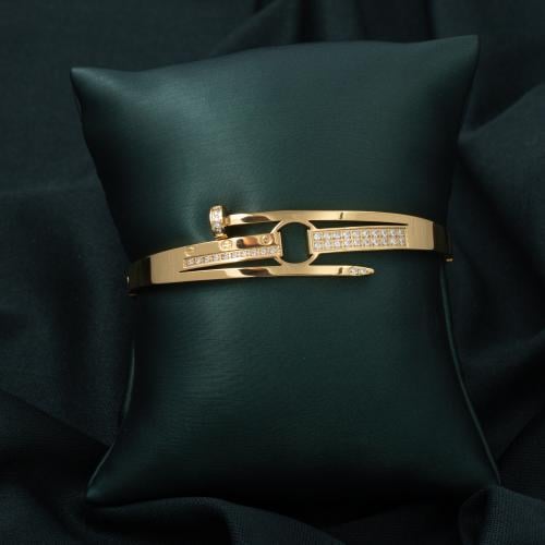 اسوره باللون الذهبي تضيف لإطلالتك حضور مميز