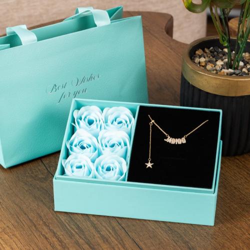 أشرقي كنجمة في سماء الأناقة مع هذه التعليقة الذهبي