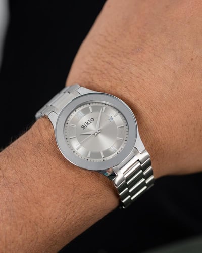 ساعة بتصميم يعكس القوة باللون الفضي ميناء ابيض