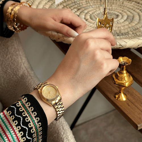 ساعة نسائية باللون الذهبي ميناء ذهبي