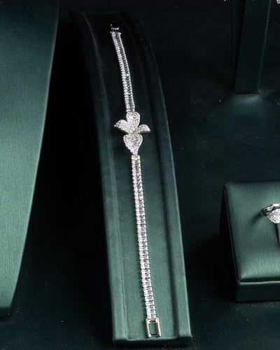 طقم يمنحك ملمسًا فريدًا ومظهرًا استثنائيًا.