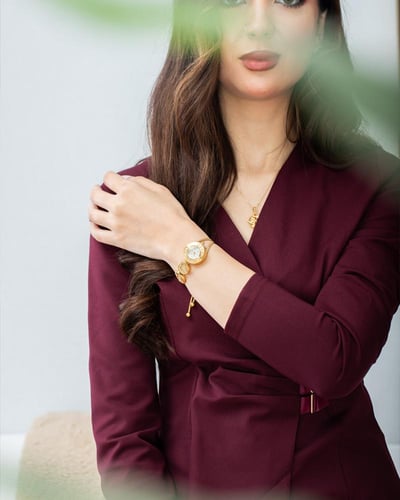 ساعة الجنيهات باللون الذهبي ميناء فضي