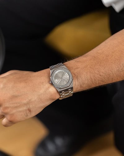 ساعة رجالية بسير ستيل باللون الفضي رصاصي