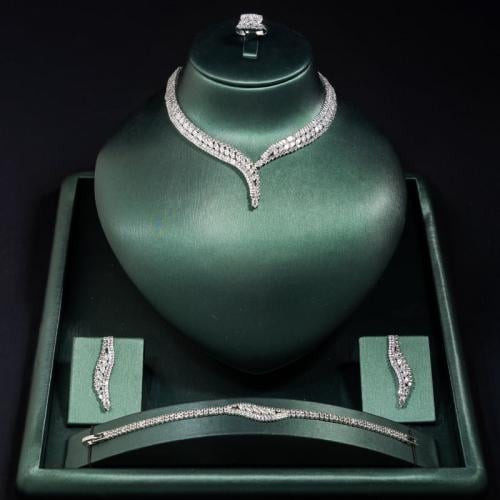 طقم سهرات بتصميم عصري وملفت