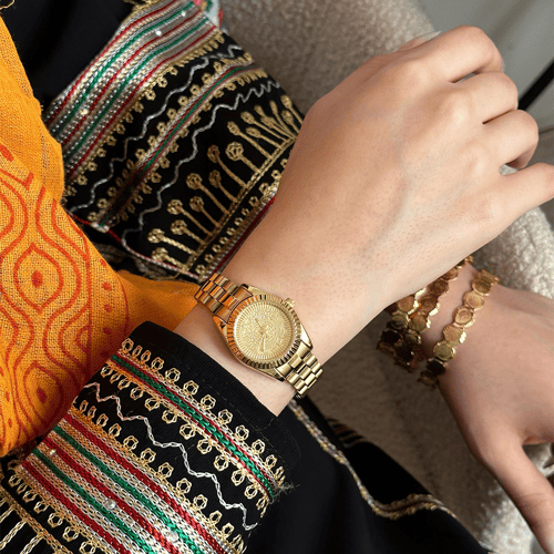 ساعة نسائية باللون الذهبي ميناء ذهبي