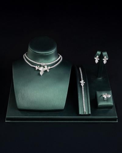 طقم يمنحك ملمسًا فريدًا ومظهرًا استثنائيًا.