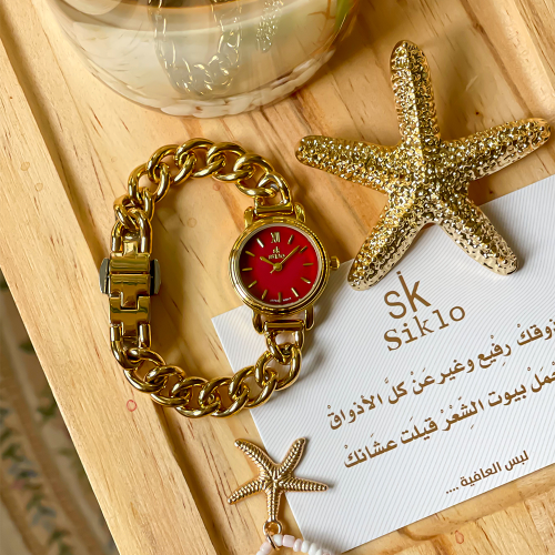 ساعة باللون الذهبي ميناء احمر