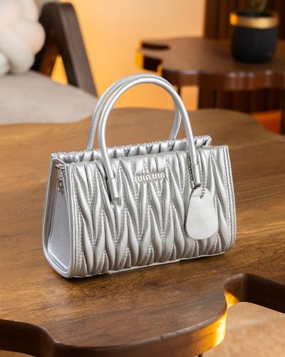 شنطة بلون الفضي حجم صغير