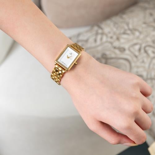 ساعة نسائية باللون الذهبي