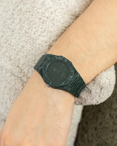 ساعة كربون باللون الاخضر