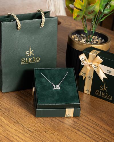 السلسال الذي يكمل أناقتك في المساء