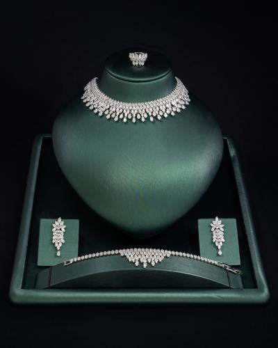 طقم بفصوص الزركون المتلألئة كقطرات ضوء باللون الفض...