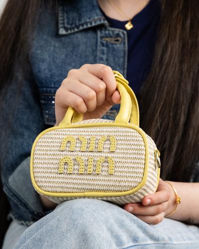 تصميم أنيق يواكب أحدث صيحات الموضة لطفلتك بحجم مين...