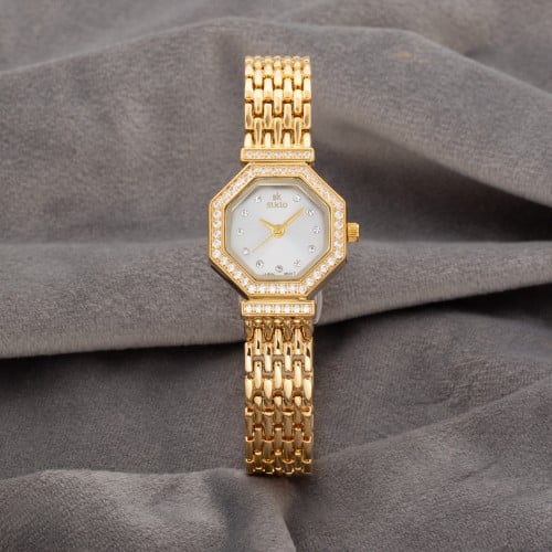 ساعة نسائية باللون الذهبي