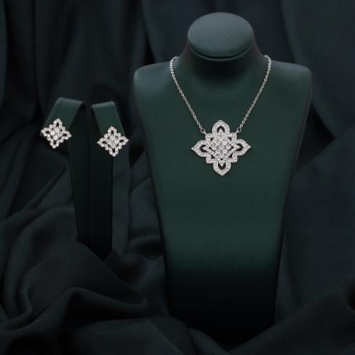 طقم ناعم يشمل قلادة أنيقة و زوجًا متحفظًا من الحلق