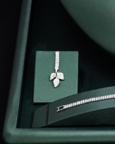 طقم نسائي زركون يضيء حضورك باللون الفضي