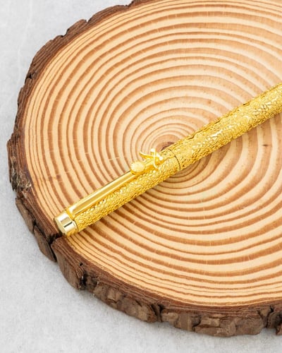 قلم يضمن ثباته وأناقته في كل وقت. معا شعار السيفين...