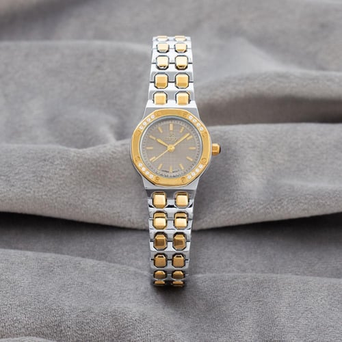 ساعة نسائية باللون المكس الرصاصي