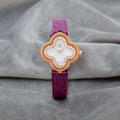 ساعة جلد بلونها البنفسجي