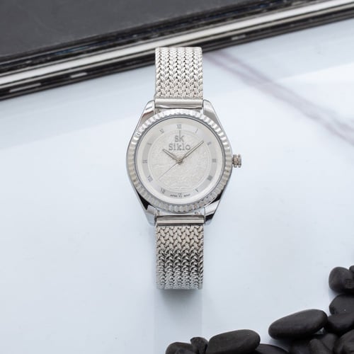 ساعة نسائية بسير حصير ملفت باللون الفضي ميناء فضي