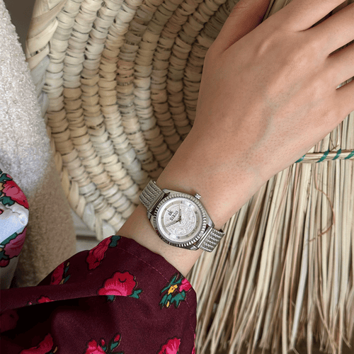 ساعة نسائية بسير حصير ملفت باللون الفضي ميناء فضي