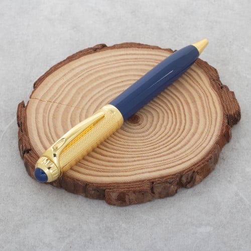 لإطلالة مفعمة بالحيوية والأناقة قلم مميز باللون ال...