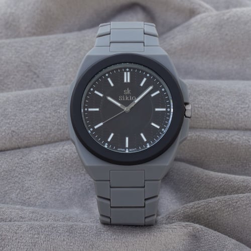 ساعة كربون تتميز بخفتها باللون الرصاصي و تفاصيلها...