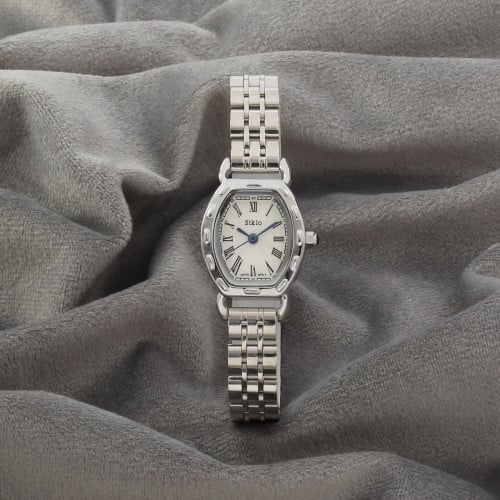 ساعة نسائية باللون الفضي