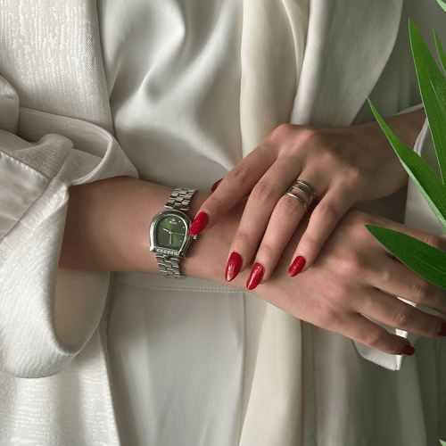 ساعة نسائية باللون الفضي ميناء أخضر