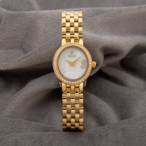 ساعة نسائية باللون الذهبي