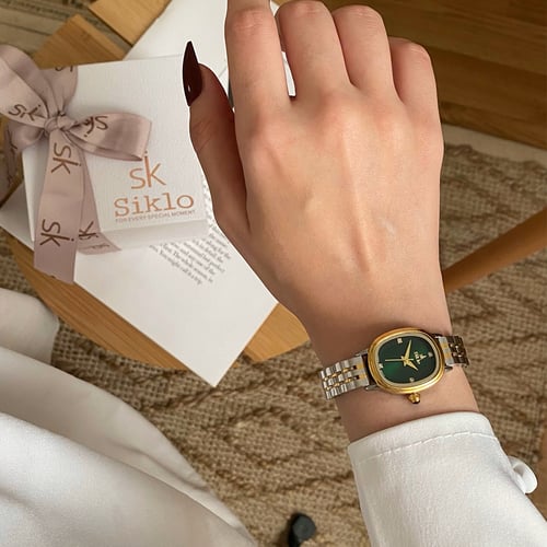 ساعة نسائية باللونين الفضي والذهبي