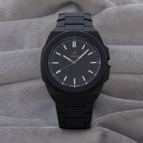 ساعة كربون تتميز بخفتها باللون الاسود و تفاصيلها ا...