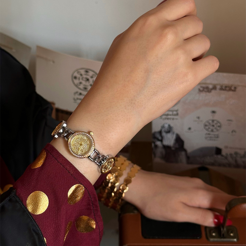 ساعة نسائية حديثة باللون .الذهبي والفضي ميناء ذهبي