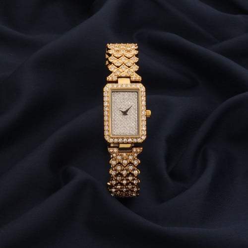 ساعة نسائية باللون الذهبي