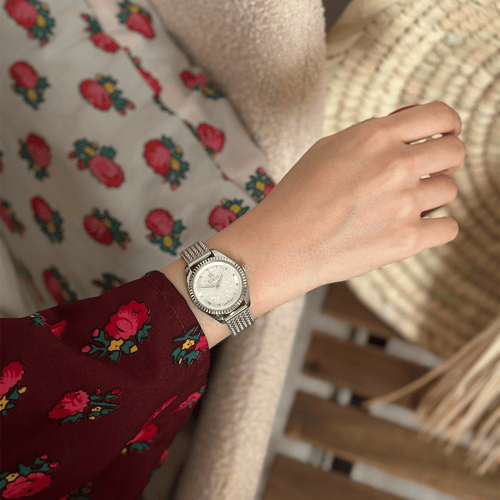 ساعة نسائية بسير حصير ملفت باللون الفضي ميناء فضي