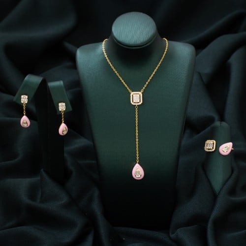 طقم لا غنى عنه في الإطلالات اليومية لطفلتك