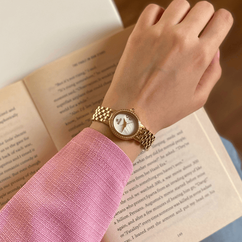 ساعة نسائية باللون الذهبي