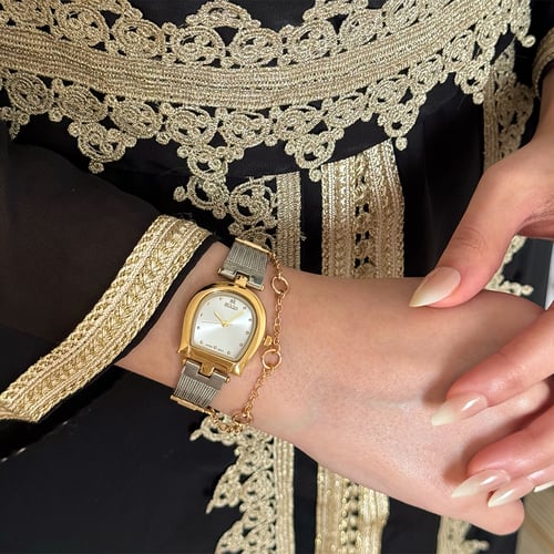 ساعة نسائية باللونين الذهبي والفضي ميناء ابيض