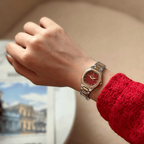 ساعة نسائية باللونين الذهبي والفضي ميناء احمر