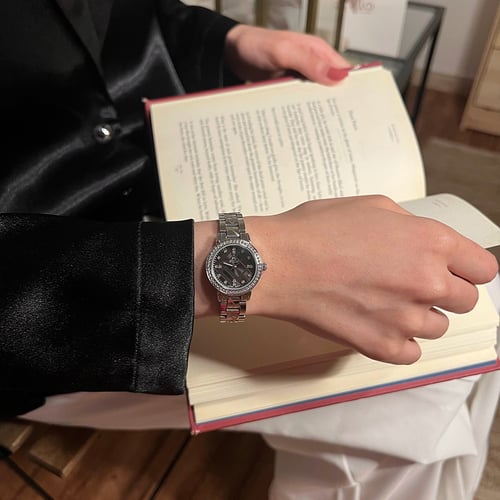 ساعة نسائية باللون الفضي