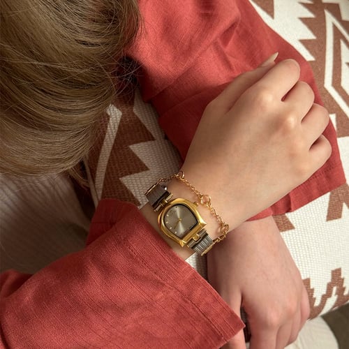 ساعة نسائية باللونين الذهبي والفضي ميناء رصاصي