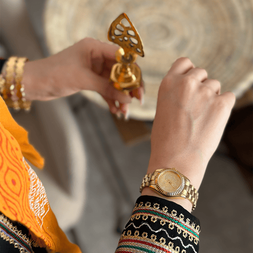 ساعة نسائية باللون الذهبي ميناء ذهبي