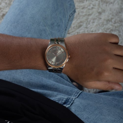 ساعة رجالية باللون الفضي والنحاسي