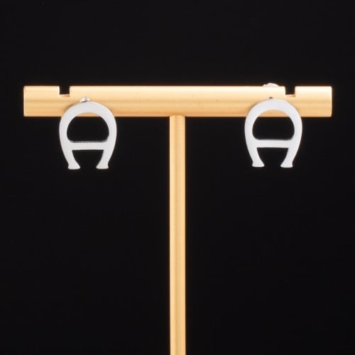 حلق نسائي تصميم الانهايه باللون الفضي