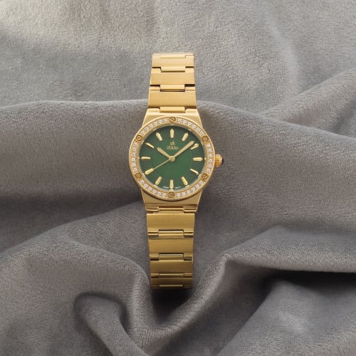 ساعة نسائية باللون الذهبي