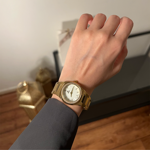 ساعة نسائية باللون الذهبي