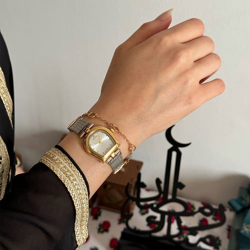 ساعة نسائية باللونين الذهبي والفضي ميناء ابيض